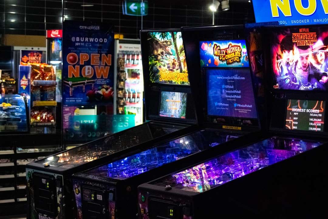 machine de jeu d'arcade allumée dans une pièce puzzle en ligne