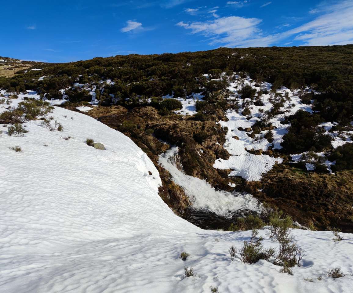 Snö och vatten i bergen i Sanabria pussel på nätet
