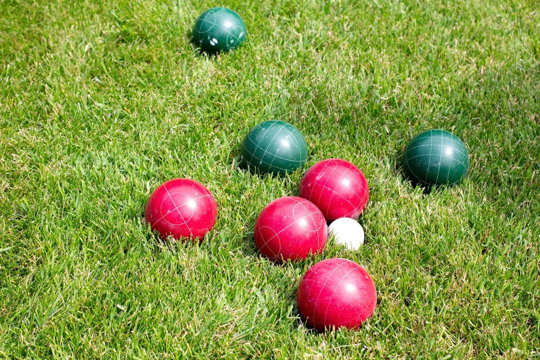червени и зелени топки в зелено поле онлайн пъзел