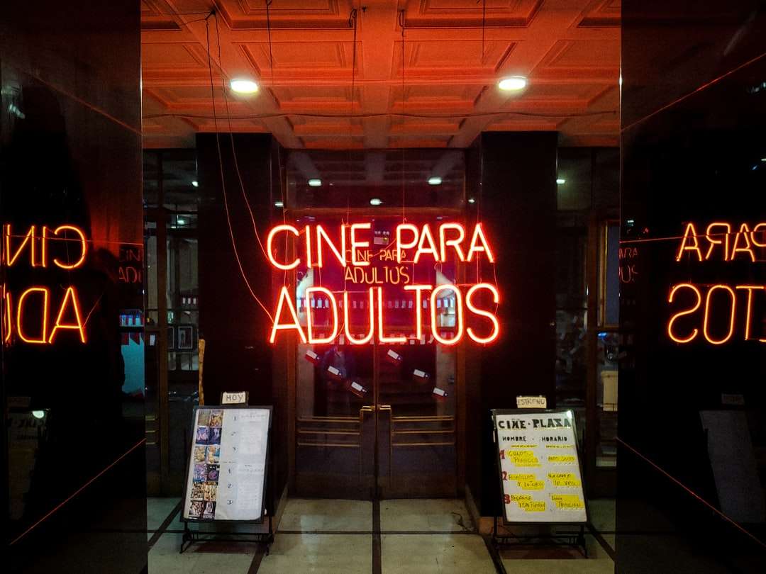 Signalisation néon Cine PAra Adultos devant puzzle en ligne