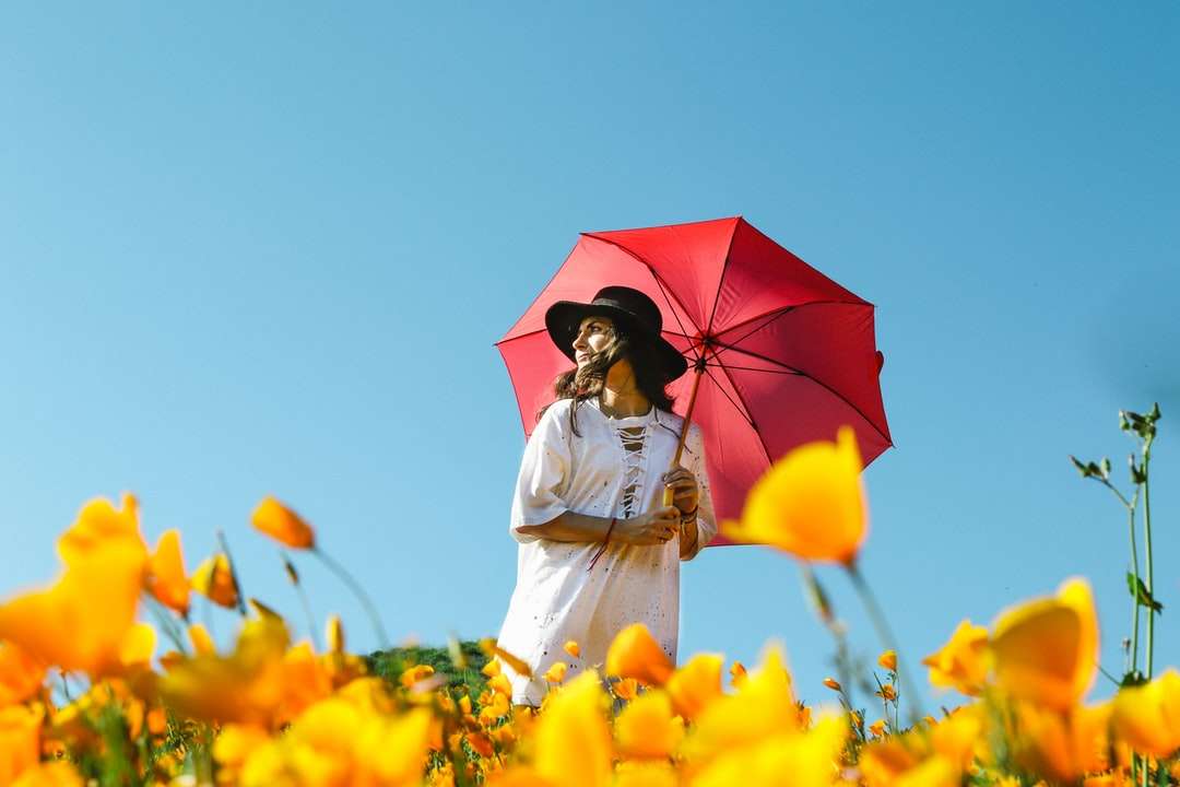 nő fehér ruhában piros esernyő alatt online puzzle
