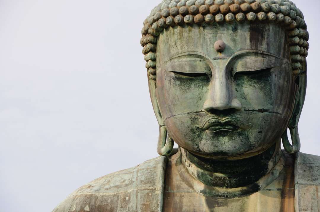 статуя Будды из серого бетона пазл онлайн