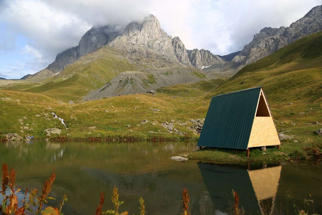 zelená a béžová dřevěná chata na vodě skládačky online