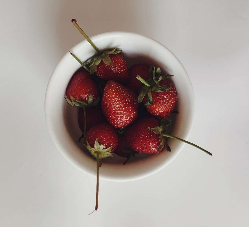 Erdbeeren auf weißer Keramikschale Online-Puzzle