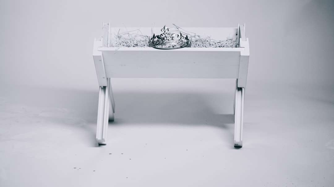 Fotografía en escala de grises de tiara en la mesa. rompecabezas en línea