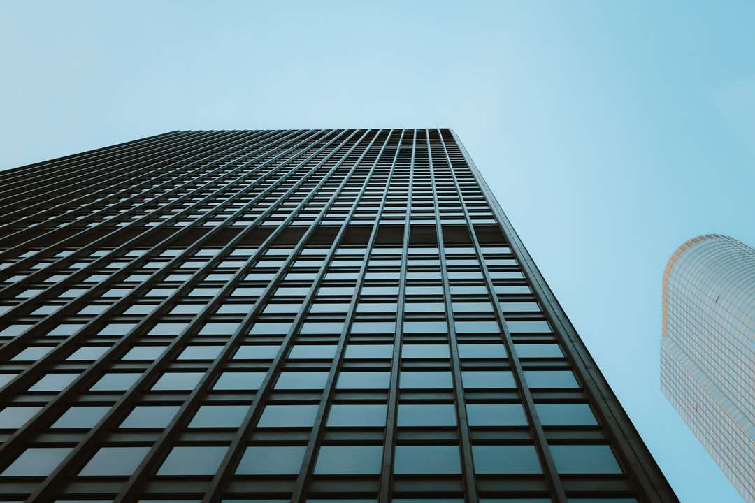 черно-бяла висока сграда онлайн пъзел