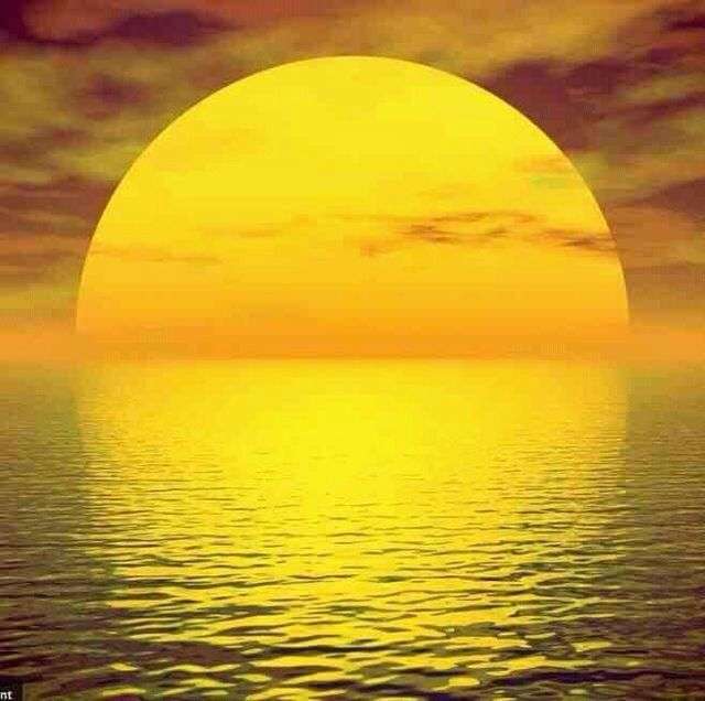 Soluppgång över havet ........... Pussel online