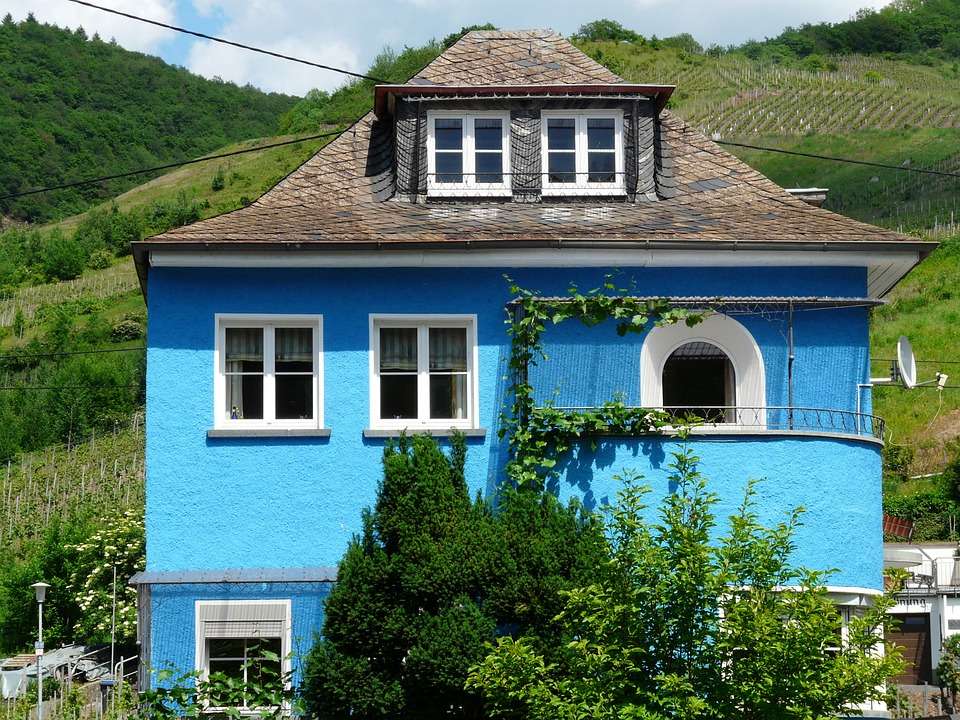 синий дом в горах пазл онлайн