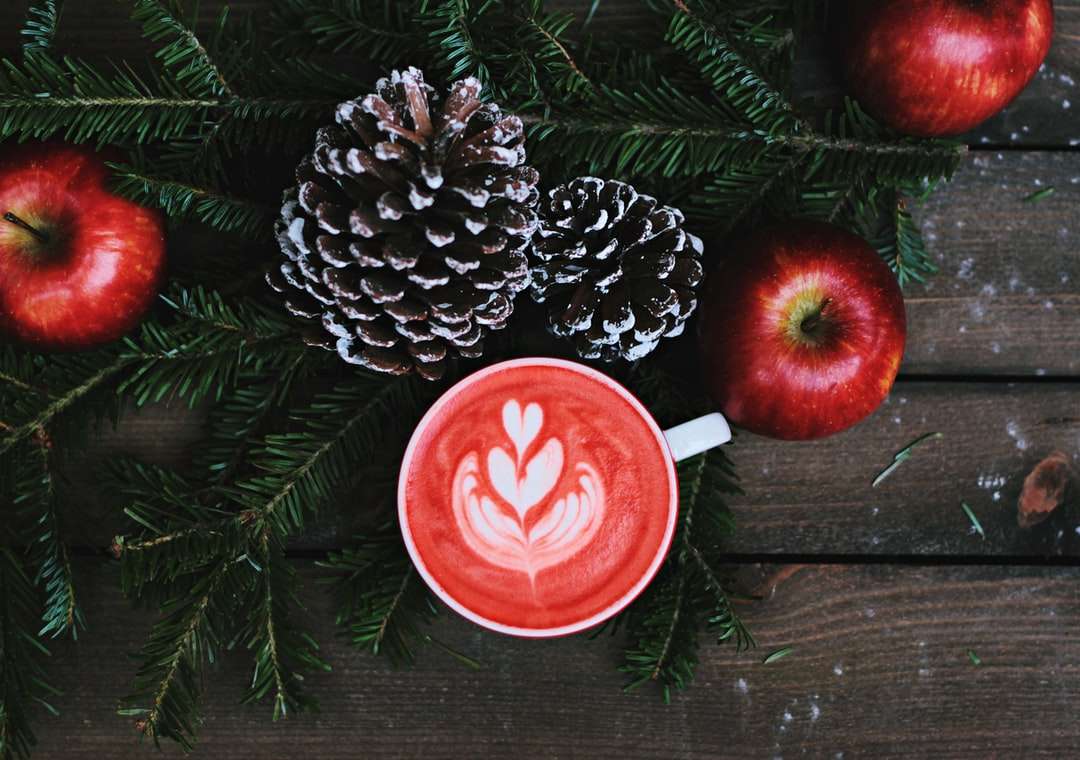 rode koffie latte op witte keramische mok online puzzel