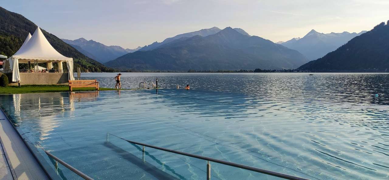 Resort à beira-mar nas margens do Lago Zell, na região de Salzburgo quebra-cabeças online