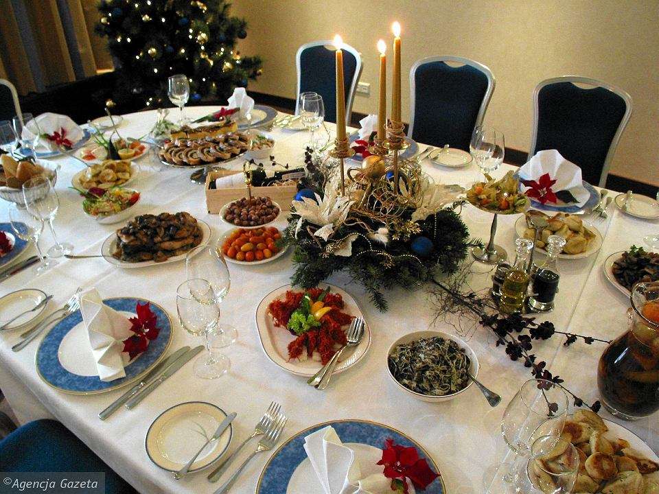 ένα τραπέζι γεμάτο πιάτα την παραμονή των Χριστουγέννων online παζλ