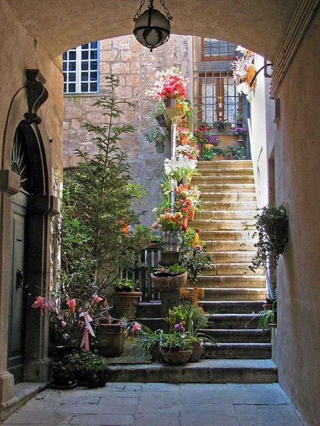 Аллея с лестницей в Италии онлайн-пазл