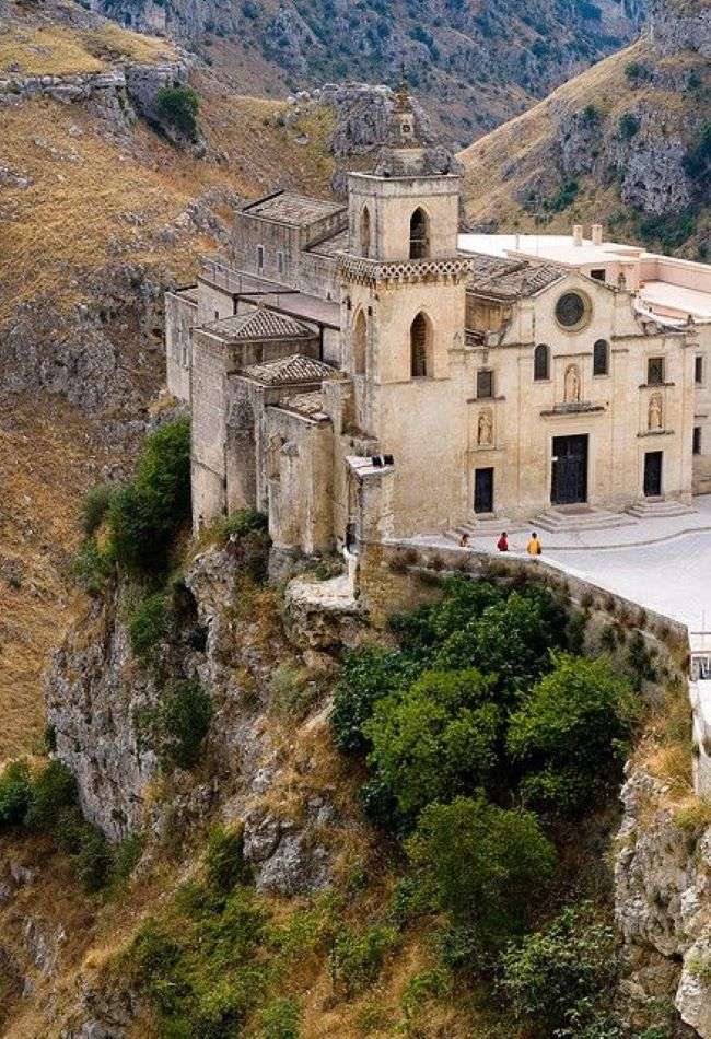 Catedral en las montañas Italia rompecabezas en línea
