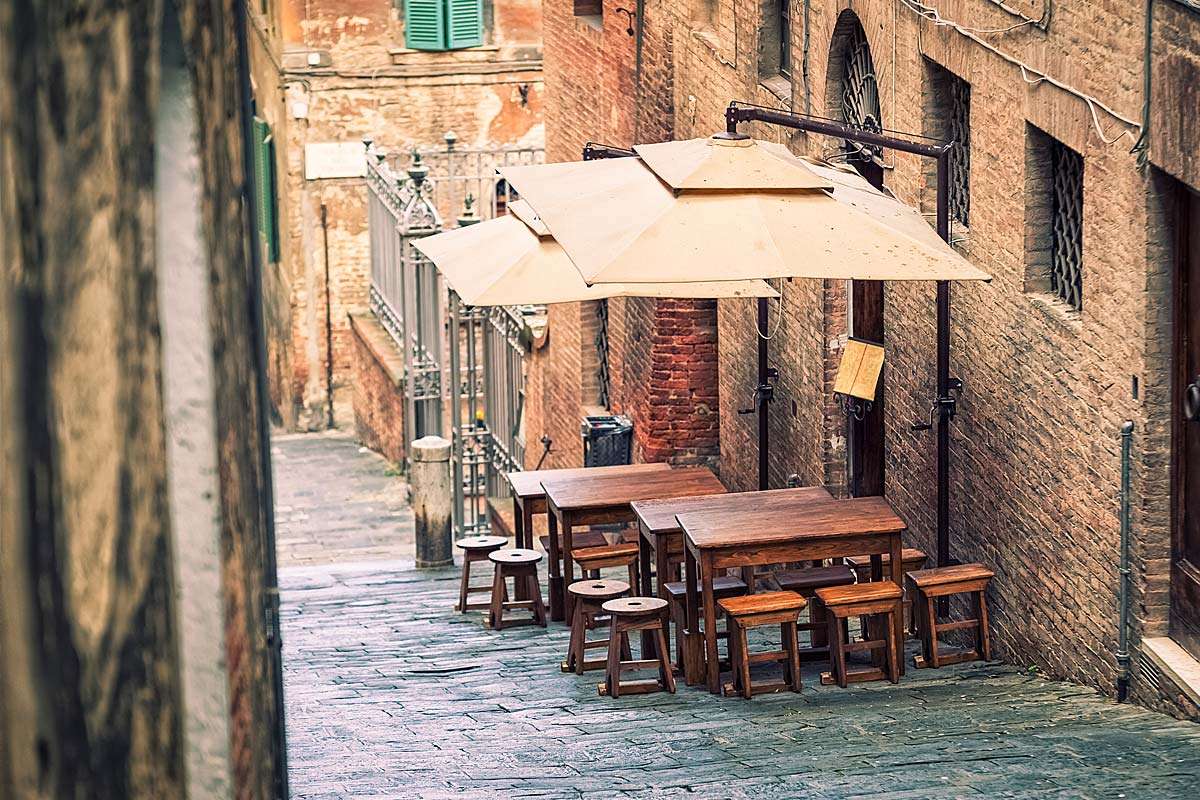 Крутой переулок и уличное кафе в Италии онлайн-пазл