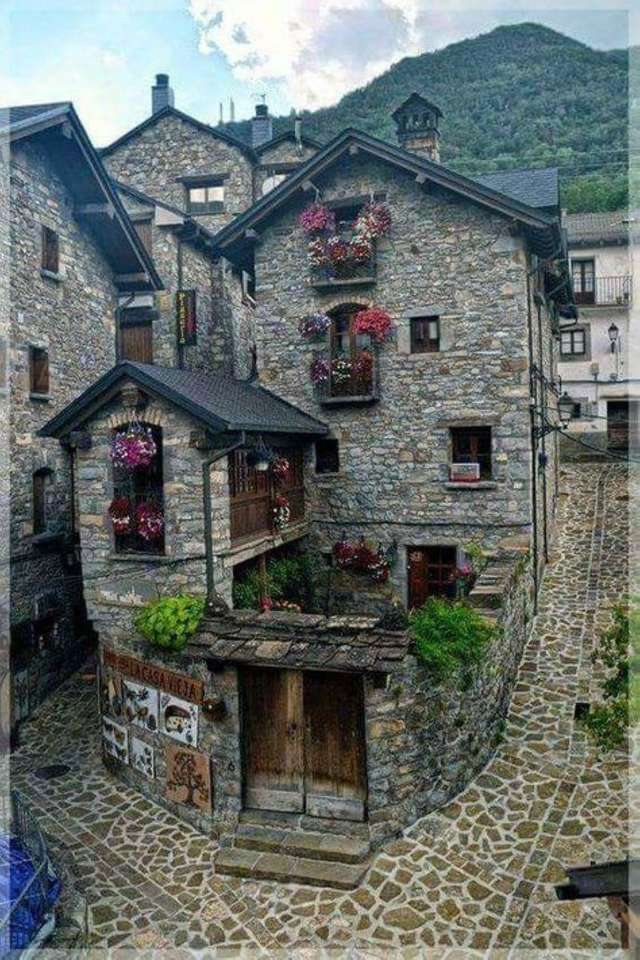 Dorf in den Bergen von Italien Online-Puzzle