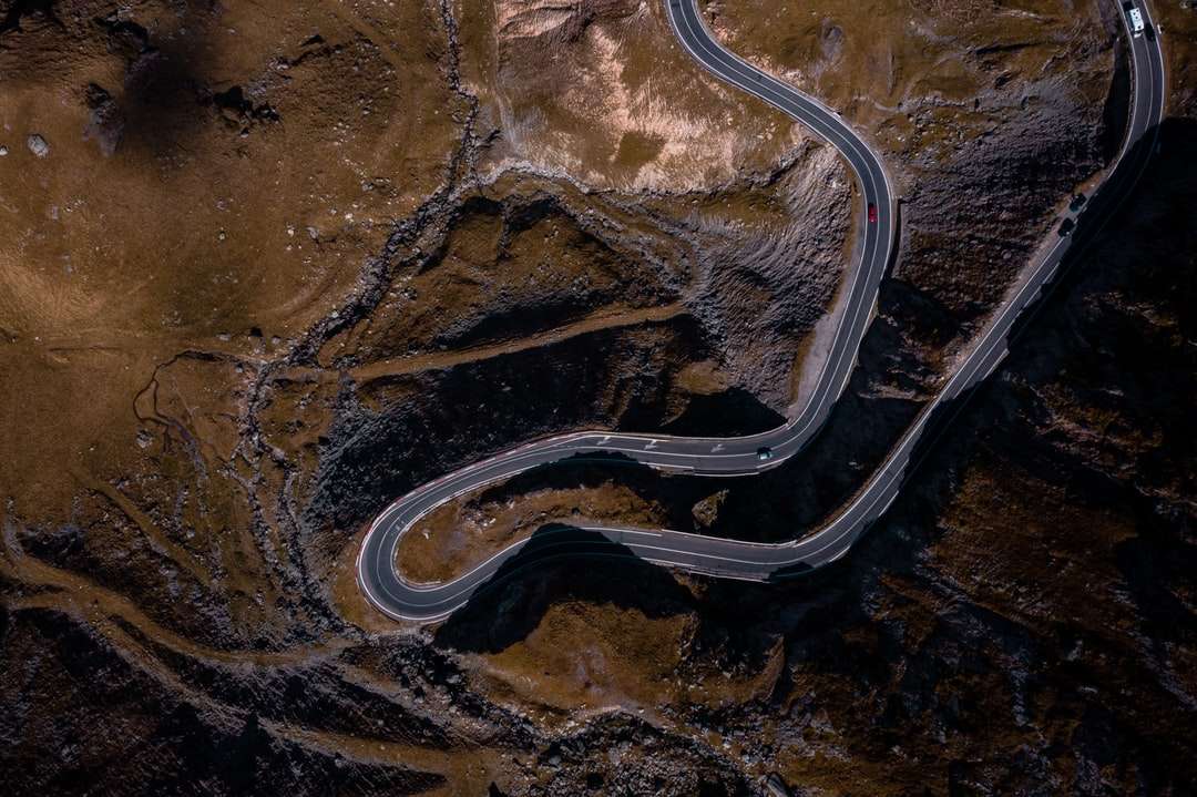 въздушна фотография на път на планина през деня онлайн пъзел
