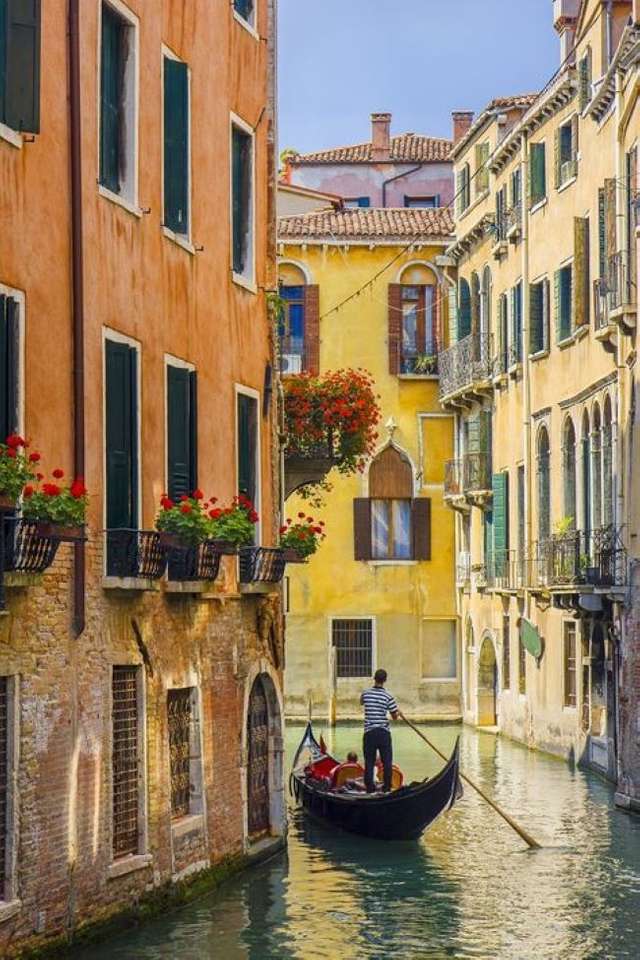 Gondolierul de la Veneția în canalul lateral puzzle online