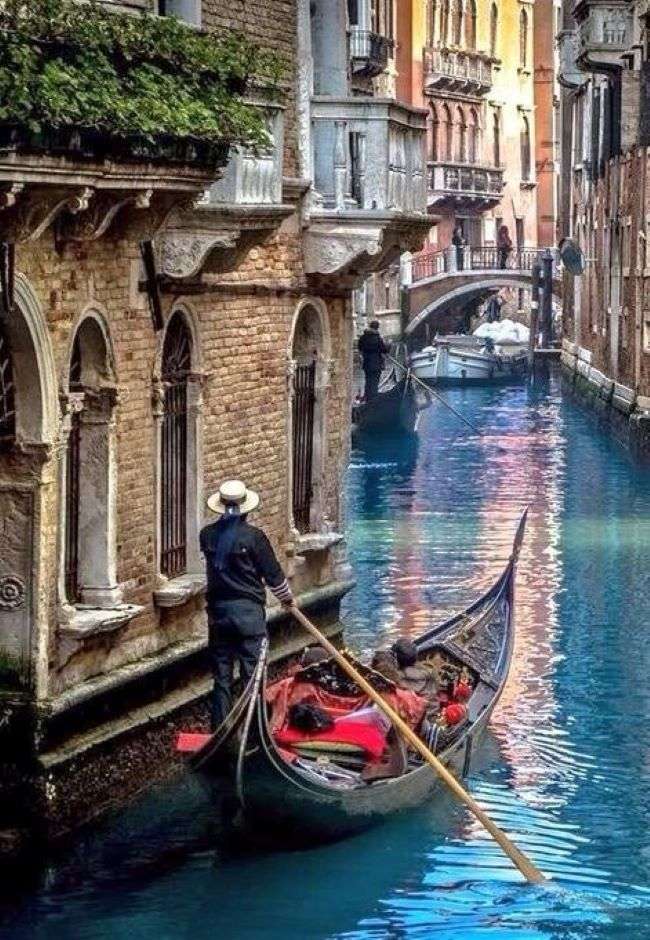 Gondola Veneției în canalul lateral jigsaw puzzle online