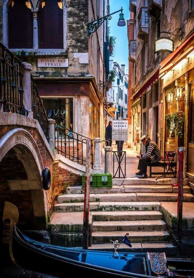 Escadas de Veneza no canal lateral puzzle online