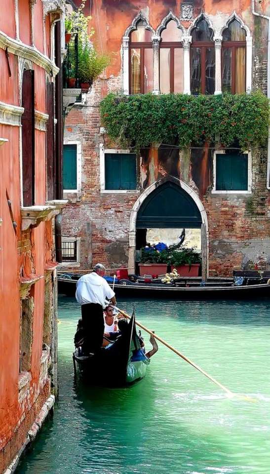 Поїздка на гондолі по бічного каналу Венеції пазл онлайн