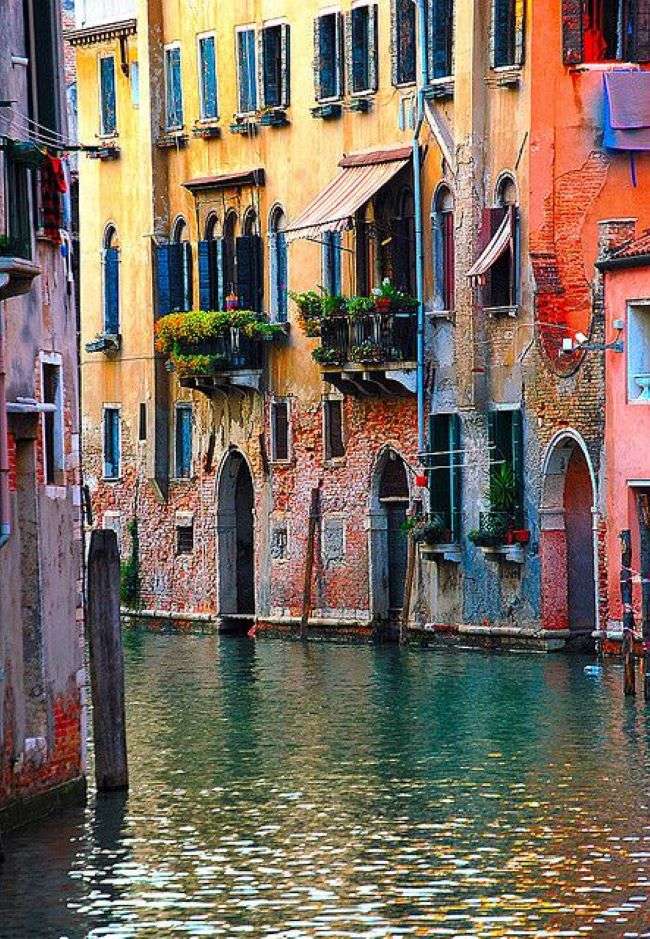 Venedig Seitenkanal Bunte Häuser Online-Puzzle