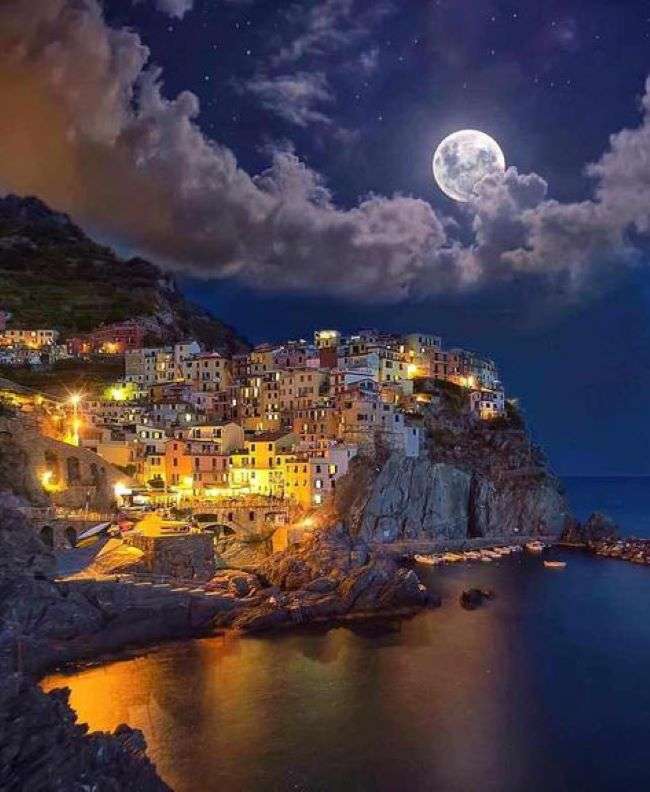 Manarola Ligurie à la pleine lune Italie puzzle en ligne