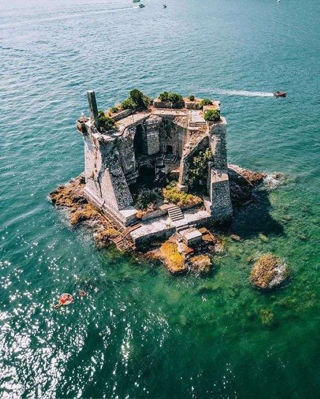 Mini sziget Liguria partjainál, Olaszország kirakós online
