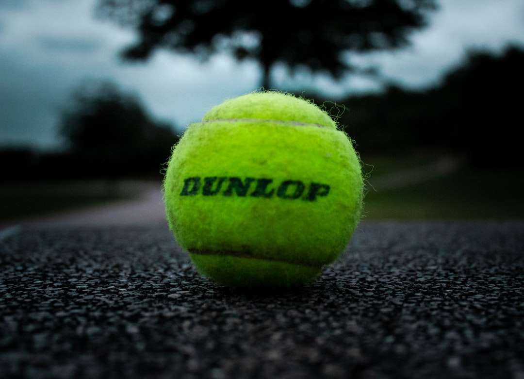 зелена топка за тенис върху черен текстил онлайн пъзел