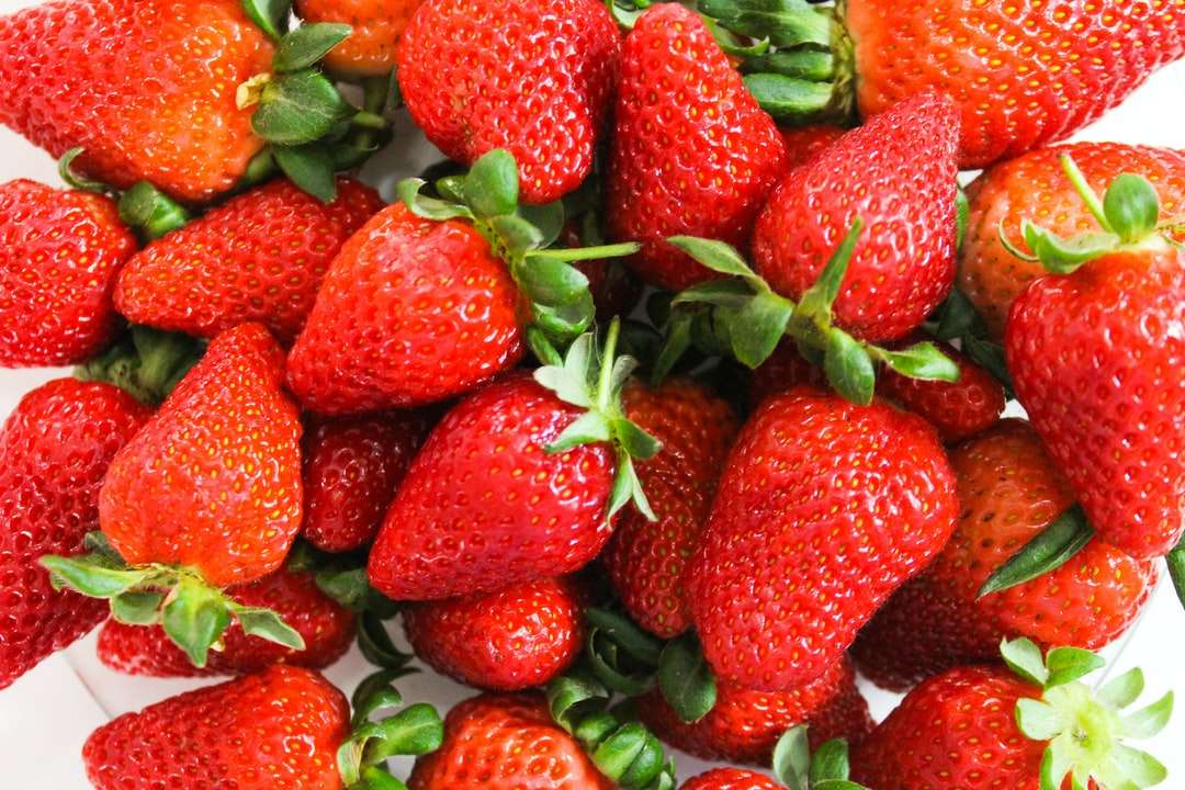 φράουλες σε μαύρο πλαστικό δοχείο παζλ online
