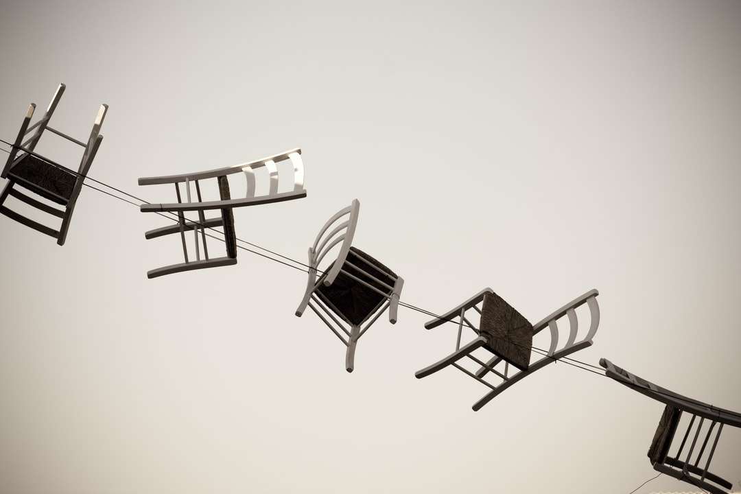 pět hnědých dřevěných židlí online puzzle
