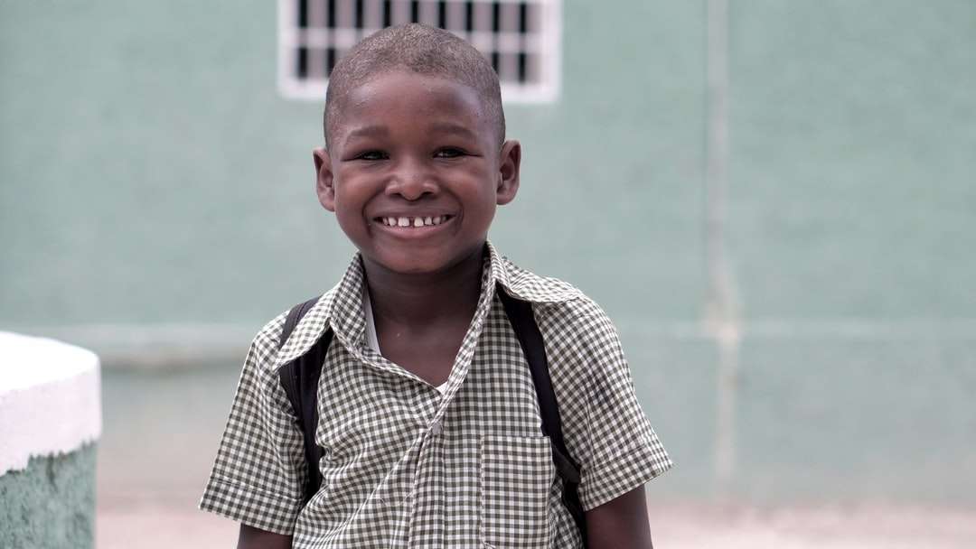 băiat zâmbind care poartă rucsacul puzzle online