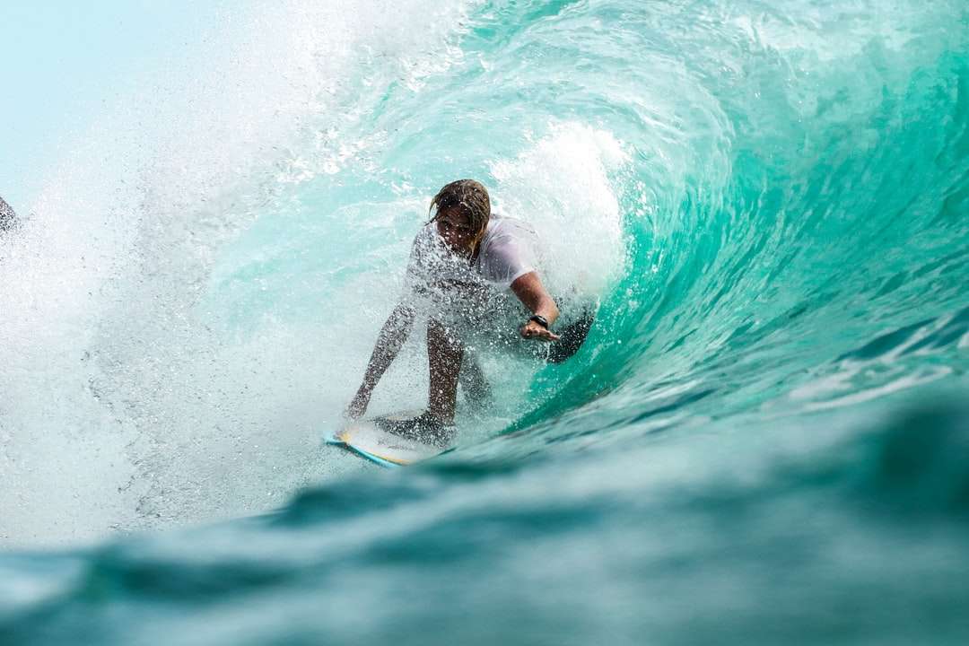 Surfista de fotografía de lapso de tiempo en agua de onda rompecabezas en línea