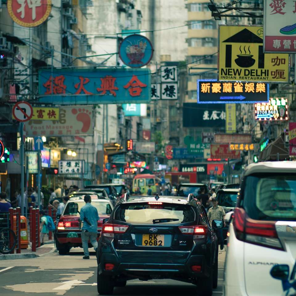 μαύρο Subaru SUV στο δρόμο μεταξύ εγκαταστάσεων online παζλ