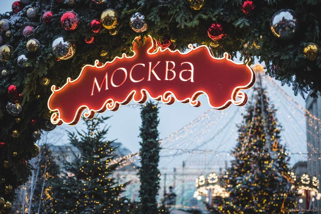 赤いモスクワの看板の浅い焦点の写真 オンラインパズル