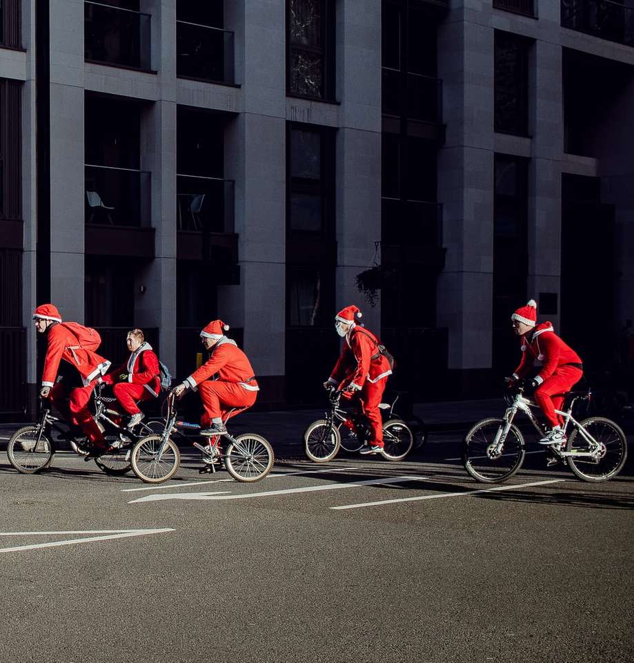 grupo de pessoas com fantasia de Papai Noel andando de bicicleta quebra-cabeças online
