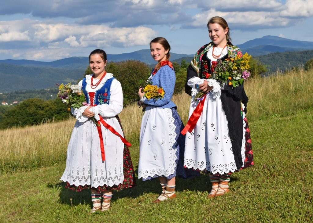 lányok népviseletben Żywiecből kirakós játék