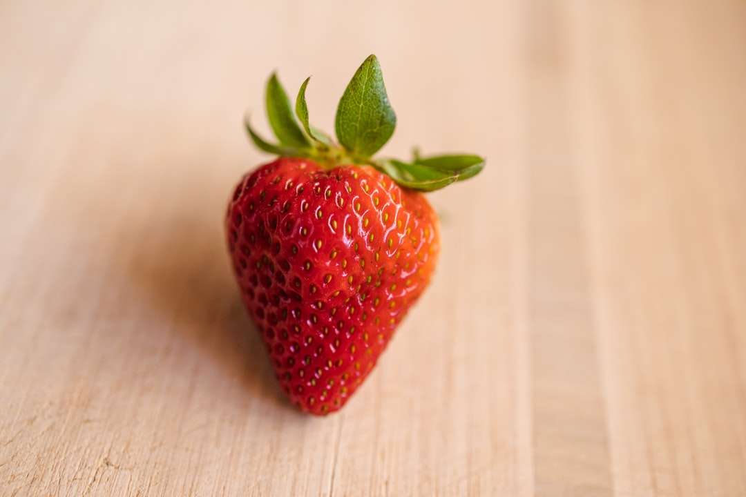 κόκκινη φράουλα σε λευκό κλωστοϋφαντουργικό προϊόν online παζλ