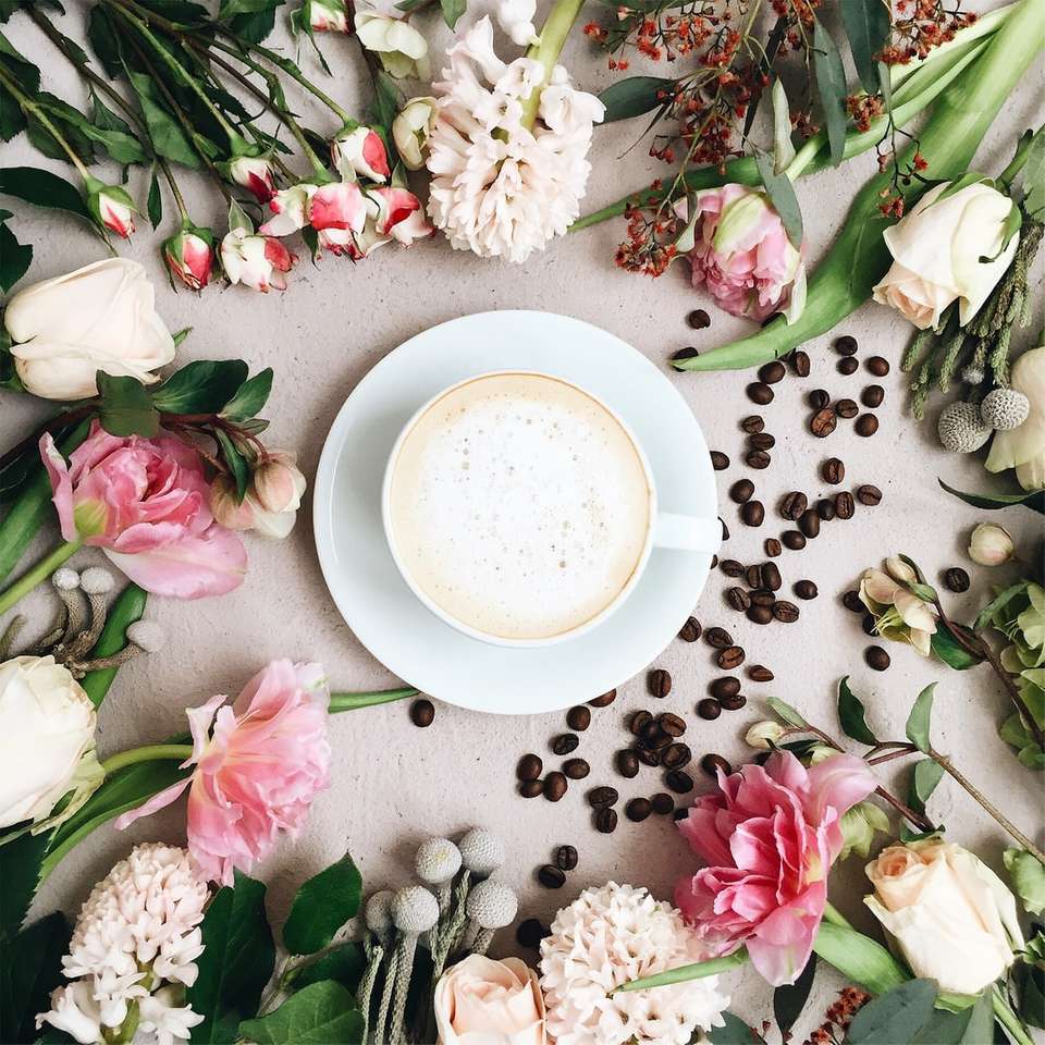 Mit Cappuccino gefüllte weiße Kaffeetasse aus Keramik Online-Puzzle
