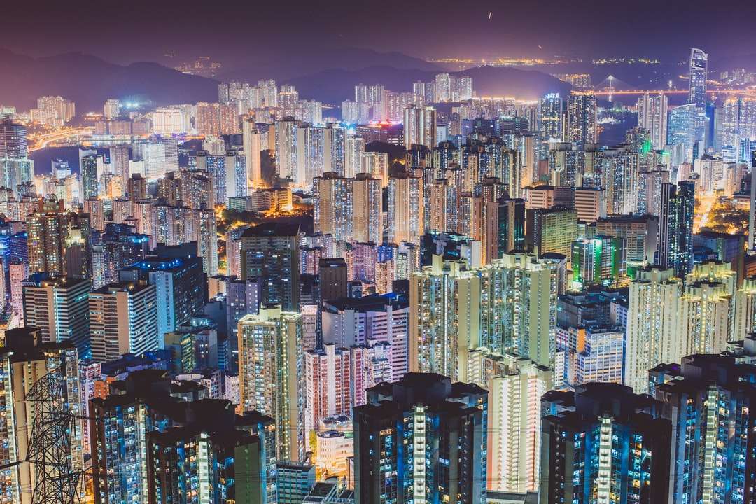 Fotografía aérea del paisaje de las ciudades durante la noche. rompecabezas en línea