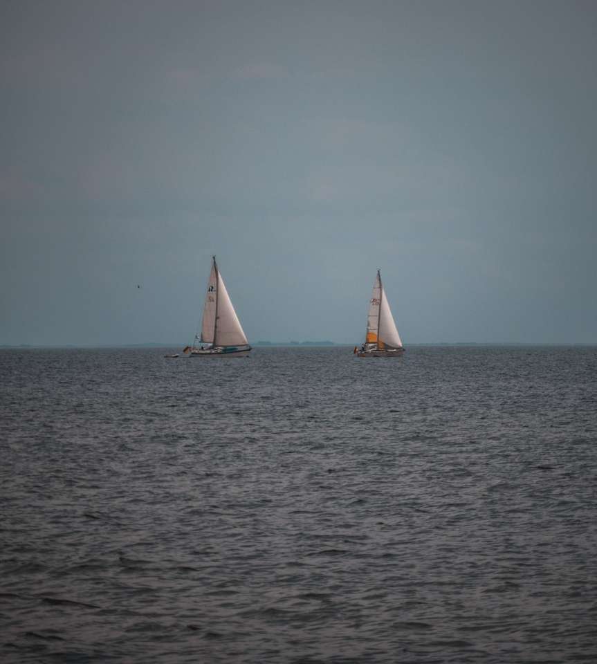 бяла ветроходна лодка по море през деня онлайн пъзел