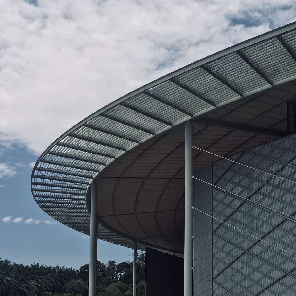 Edificio de hormigón blanco y gris bajo un cielo azul rompecabezas en línea