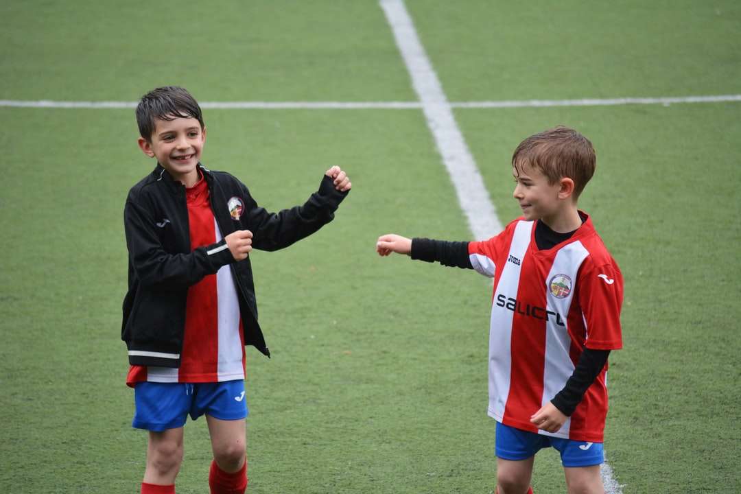 dva chlapci na fotbalovém hřišti online puzzle
