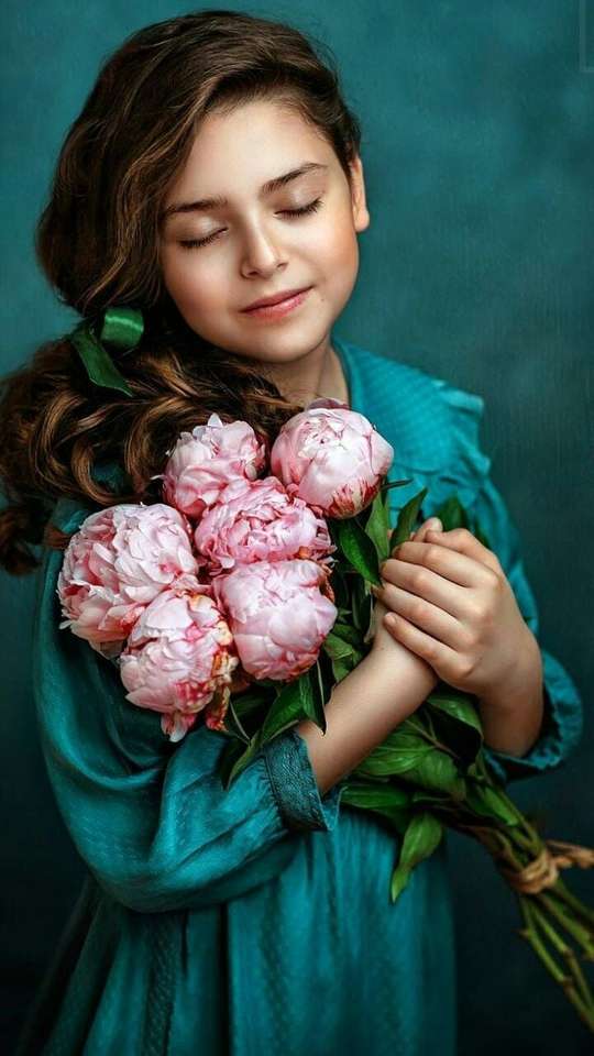 Момиченце с цветя онлайн пъзел