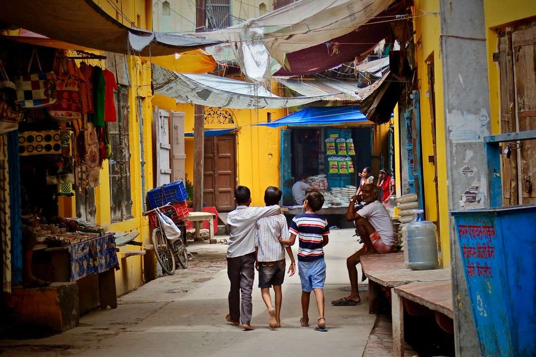 три момчета, разхождащи се между сградите през деня онлайн пъзел