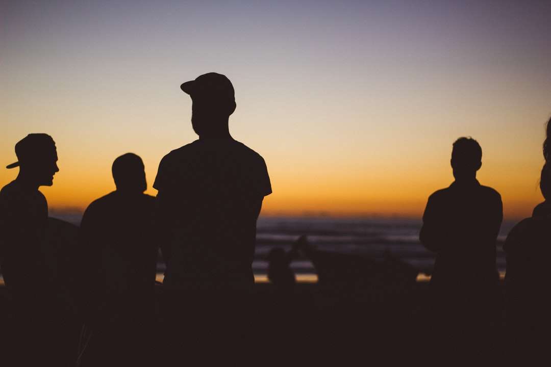 silueta skupina lidí pod západem slunce skládačky online
