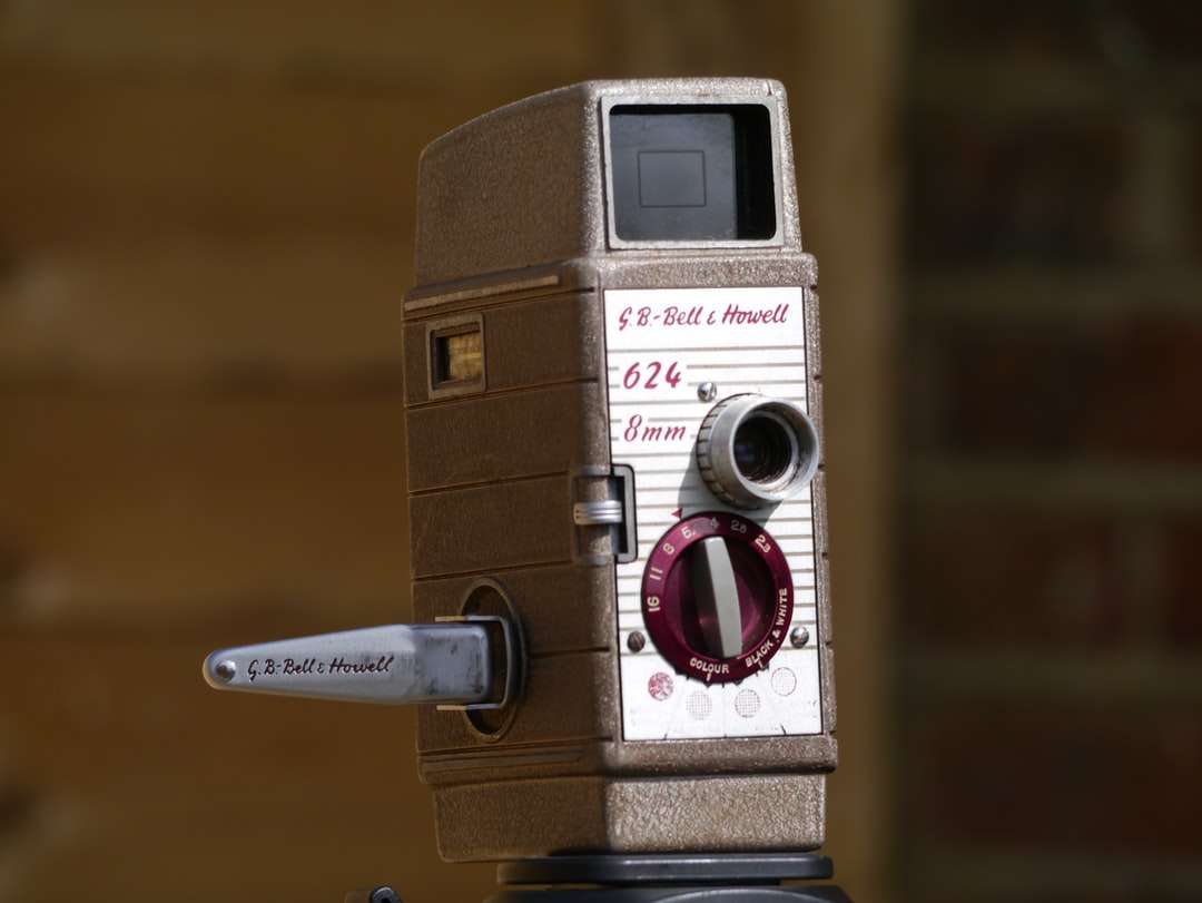 braune und silberne Kamera auf braunem Holztisch Online-Puzzle