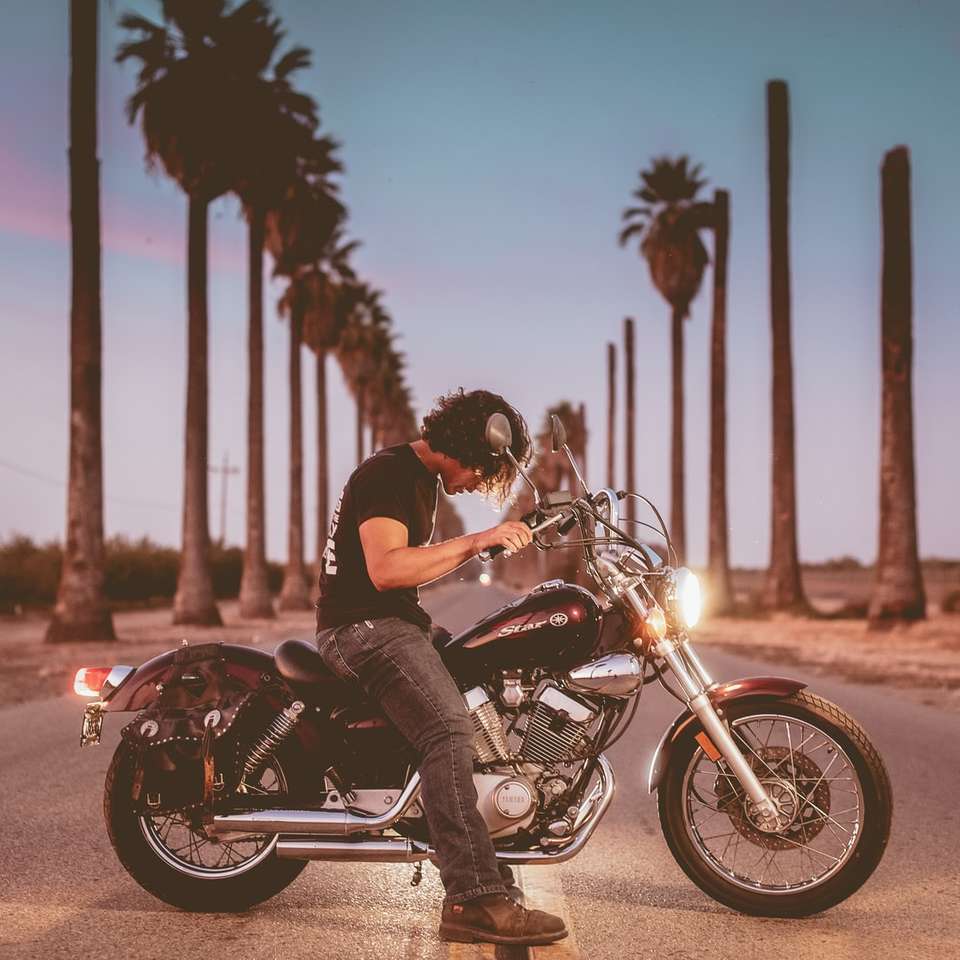 muž na motorce skládačky online