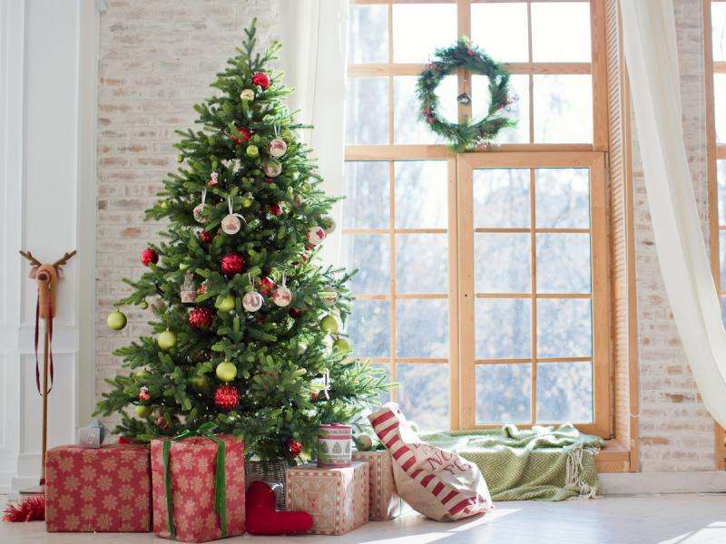 tree and gifts jigsaw puzzle