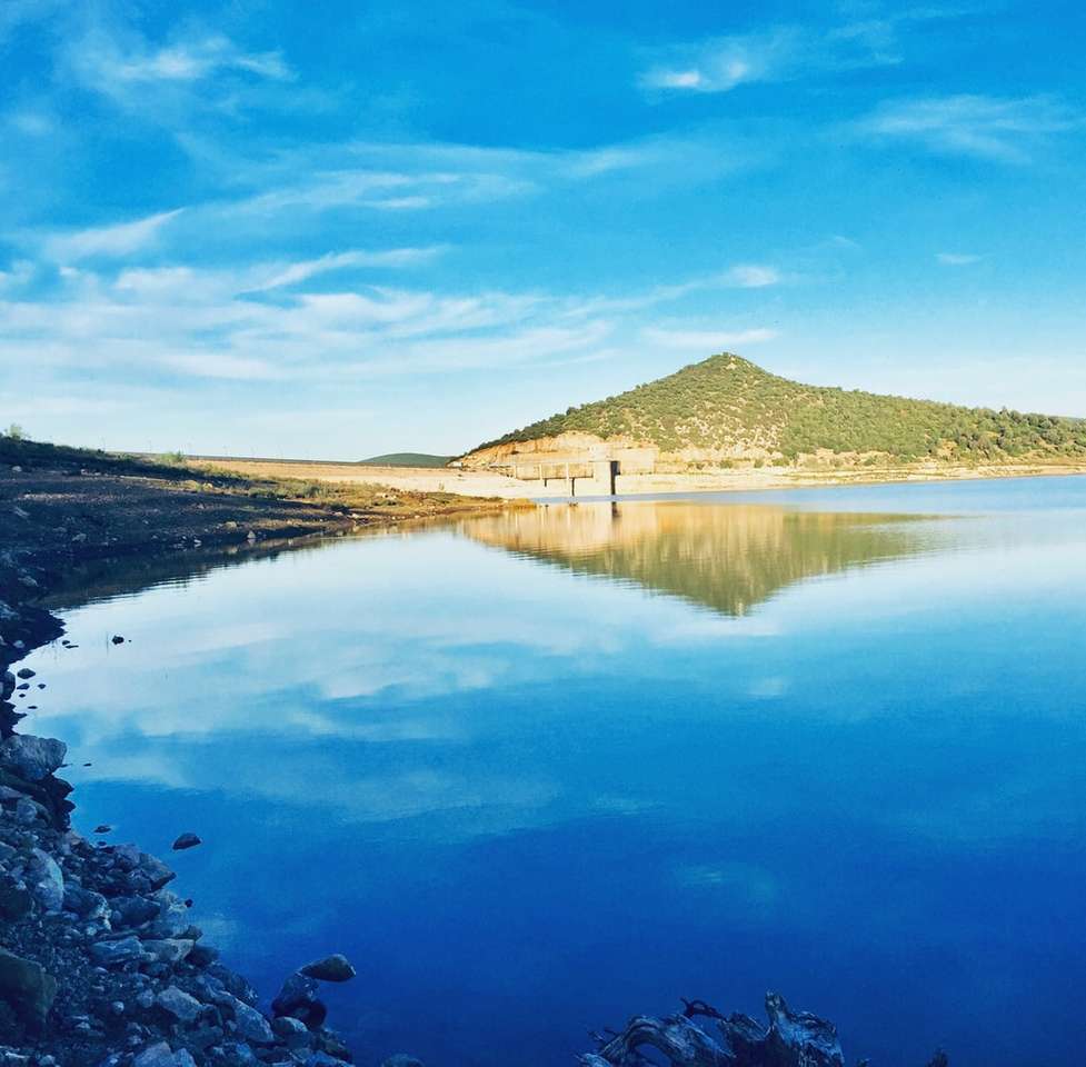湖と山の上の青い空 ジグソーパズルオンライン