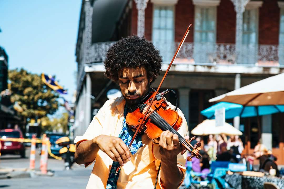 Ein Mann, der auf der Straße Geige oder Geige spielt Puzzlespiel online